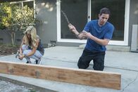 Die Super-Makler - Top oder Flop? – Christina (l.) und Tarek (r.) möchten den Kaminsims mit einem Holz gestalten, das sie schnell "altern" lassen und dabei zeigen die beiden nicht nur Kreativität, sondern auch körperlichen Einsatz ...