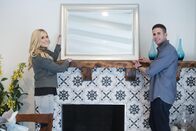 Die Super-Makler - Top oder Flop? – Als Tarek (r.) und Christina (l.) an ein Objekt im Mid-Century-Stil gelangen, ist der optische Anspruch der Nachbarschaft hoch - schafft das Makler-Paar mit ihrem Design eine Punktladung für die Käufer?