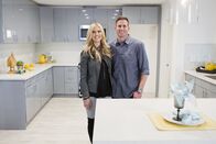 Die Super-Makler - Top oder Flop? – Hoffen mit ihrem hochwertigen Design auf einen gewinnbringenden Verkauf der Immobilie im Mid-Century-Stil: Makler-Paar Christina (l.) und Tarek (r.) ...