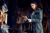 neoriginal: Unbroken – In einem ausgebrannten Wohnwagen wird die verkohlte Leiche von Stefan Krusowitz gefunden. Alex (Aylin Tezel) findet auch bei diesem Fall Verbindungen zu ihrer Entführung und dem Verschwinden ihres Babys.
