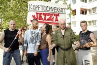 Die Lottosieger – (v.li.) Giorgi Gvinadze (Ivica Adamic), Marijan Hinteregger (Bogdan Adamic), Hannes Gastinger (Horst Sternat).