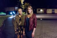 Das Verschwinden – Janine Grabowski (Elisa Schlott, li.) nabelt sich von ihrer alleinerziehenden Mutter Grabowski (Julia Jentsch) ab.