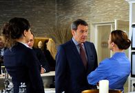 Rote Rosen – ARD ROTE ROSEN FOLGE 1662 Uhr im ERSTEN. Carla (Maria Fuchs, r.) muss vor Gunter (Hermann Toelcke, M.) und Rieke (Anika Lehmann, l.) zugeben, dass sie mit ihrer Experimentierlust den alten Kundenstamm vergrault (mit Joachim Kretzer, 2.v.l.).