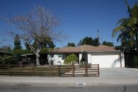 Die Super-Makler - Top oder Flop? – Tarek und Christina El Moussa wollen heute wieder mit dem Kauf, der Renovierung und dem anschließenden Verkauf eines Hauses Profit schlagen. Das heutige Projekt ist ein Haus in Anaheim, Kalifornien. Gelingt es dem Ehepaar das Haus so auf Vordermann zu bringen, dass es profitabel verkauft werden kann?