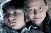 Clara – Clara (Olga Török) versucht ihren Sohn (Luca Puia) zu trösten, der darunter leidet, dass sie nicht bei ihm ist.