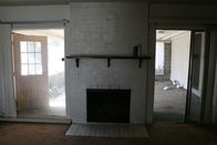 Die Super-Makler - Top oder Flop? – Der Wohnbereich mit Kamin des Hauses im sonnigen Kalifornien wird von zwei Gartentüren eingerahmt. Nicht optimal, finden Tarek und Christina und haben einen Plan ...