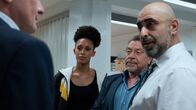 Nachtschicht – Lulu Koulibaly (Sabrina Ceesay, M.), Erichsen (Armin Rohde, 2.v.l.), Ömer Kaplan (Özgür Karadeniz, r.) befragen Roland Herzog (Bernhard Schir, l.) auf dem Polizeirevier.