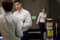 Party Down – (v.l.n.r.) Henry Pollard (Adam Scott); Don Ronald (Ken Marino); Casey Klein (Lizzy Caplan)