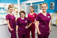 Bettys Diagnose – vlnr: Hanna Winter (Marie Zielcke) Talula Pfeifer (Carolin Walter), Ava Edemir (Rona Özkan) und Betty Weiss (Annina Hellenthal)