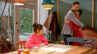 Rote Rosen – Franka (Birthe Wolter) gibt einer Bitte von Julius (Jan Stapelfeldt) nach und lässt Valerie (Maike Johanna Reuter) bei sich einziehen.
