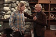 Last Man Standing – Kyle (Christoph Sanders, l.); Ed (Hector Elizondo, r.)