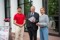 Der Staatsanwalt – Oberstaatsanwalt Bernd Reuther (Rainer Hunold, M.) führt sein aktueller Fall in das Wiesbadener Wellnessunternehmen von Maja Schalko (Tessa Mittelstaedt, r.) und deren Sohn Theo (Martin Peñaloza Cecconi, l.).