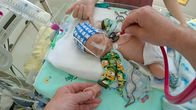 Lebensretter inside – Oberarzt & Stv. Leiter der Abteilung Neonatologie Prof. Dr. Matthias Knüpfer untersucht Emil Fröhlich