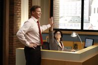Desperate Housewives – Beauftragt Lynette und Renee mit der Einrichtung seines Büros: Tom (Doug Savant, l.) ...