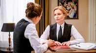 Sturm der Liebe – Katja (Isabell Stern, r.) ist überfordert, als Maxi (Katharina Scheuba, l.) nachbohrt, warum sie Bichlheim verlassen will.; ARD STURM DER LIEBE FOLGE 4302 Uhr im ERSTEN. Katja (Isabell Stern, r.) ist überfordert, als Maxi (Katharina Scheuba, l.) nachbohrt, warum sie Bichlheim verlassen will.