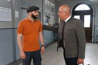 Die Rosenheim-Cops – Paketbote Winkler (Steffen Wolf, l.) erzählt Polizeidirektor Achtziger (Alexander Duda, r.). ausführlich vom defekten Aktenschrank im Büro von Frau Stockl.