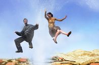 Absurdistan – Von links: Temelko (Maximilian Mauff) und Aya (Kristýna Malérová) beim Tanz auf der Fontäne.
