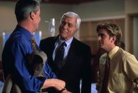 Diagnose: Mord – Dr. Mark Sloan (Dick Van Dyke, Mitte); Dr. Jesse Travis (Charlie Schlatter, r.)
