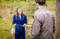 Sturm der Liebe – Als Maxi (Katharina Scheuba, l.) sich verwundert nach dem Grund erkundigt, warum Henry (Elias Reichert, r.) am Fürstenhof bleibt, lässt der sie abblitzen.