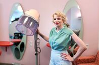 Unser Land in den 50ern – Sarah Bokermann im eigenen Friseursalon im 50er Jahre Stil.