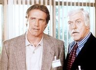 Diagnose: Mord – Steve (Barry Van Dyke, l.) und sein Vater Mark (Dick Van Dyke, r.) verhören einen Verdächtigen.