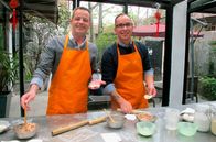 Verrückt nach Meer – Bei der Dumpling-Tour kommen Food & Beverage-Manager Thomas Krobath und der Küchenchef Christian Jüngling zu einem Dumpling-Kochkurs. Hier wird sogar der Meister noch einmal zum Lehrling. Weiteres Bildmaterial finden Sie unter www.br-foto.de. Weiteres Bildmaterial finden Sie unter www.br-foto.de.