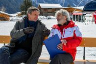 Der Bergdoktor – Dr. Martin Gruber (Hans Sigl, l.) versucht seiner Patientin Nina, einer ehemaligen Ski-Rennfahrerin, zu helfen. Doch er steht vor einem Rätsel. Kann Jakob Gassner (Martin Umbach, r.), ihr ehemaliger Trainer, helfen?