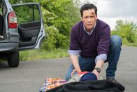 In aller Freundschaft – Dr. Philipp Brentano (Thomas Koch) hatte einen Autounfall mit dem kleinen Sohn seiner Kollegen Dr. Weber und Dr. Hoffmann.
