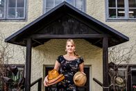 Heimatleuchten – Das Bild zeigt Karin Krahl-Wichmann (KEPKA Hutfabrikation).