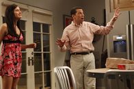 Two and a Half Men – Alan (Jon Cryer, r.) ist schockiert, als er Zoey (Sophie Winkleman, l.) in ihrem besonderen Zustand sieht ...