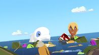 Zoom - Der weiße Delfin – Zoom (l.) und Yann (r.) verstehen nicht, woher diese große Menge an Müll kommt, die plötzlich im Meer schwimmt.