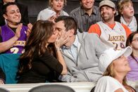 Modern Family – Als Gloria (Sofia Vergara) und Phil (Ty Burrell) in der Halbzeitpause des Basketballspiels in den Fokus der "Kiss-Cam" geraten, wird nicht lange gefackelt...