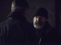 Homeland – Saul Berenson (Mandy Patinkin) schleust einen iranischen Agenten in das Land ein, während sich Carrie mit dem Jungendamt auseinandersetzen muss ...