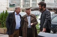 Rentnercops – Günter (Wolfgang Winkler, l.) und Edwin Bremer (Tilo Prückner, M.) verhören New Ulcus (Jasin Challah, r.), den Türsteher des Clubs, zum Thema Drogen.