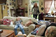 Mom – Christy (Anna Faris, l.); Bonnie (Allison Janney, r.)