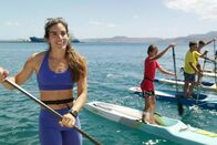 Kreta - Insel mit Größe – Kreta – Insel mit Grösse Nancy Karaindrou (li.) ist es zu verdanken, dass der Ort Sitia zum Zentrum für Stand-up Paddler wurde. Sie ist Wassersport-Lehrerin und nebenbei eine der besten Stand-Up-Paddlerinnen Europas. Copyright: SRF/OneGate/NDR/Eddy Zimmermann