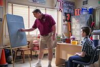 Young Sheldon – (v.li.) Lance Barber (George Cooper Sr.), Iain Armitage (Sheldon Cooper).