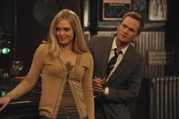 How I Met Your Mother – Barney (Neil Patrick Harris, r.) versucht alles, um seine "7 in 7" Serie hinzulegen. Doch wird er auch Joanna (Jessica Faye Borden, l.) rumkriegen?
