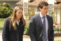 Bones - Die Knochenjägerin – Sweets (John Francis Daley) und FBI Special Agent Olivia Sparling (Danielle Panabaker) übernehmen die schwere Aufgabe, eine Frau vom Tod ihres Ehemannes zu unterrichten.