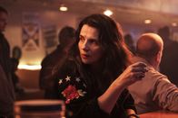 Filmnacht im ZDF: Paradise Highway - Straße der Angst – Mit Männern und Alkohol versucht Truckerin Sally (Juliette Binoche) ihre Sorgen zu vergessen.