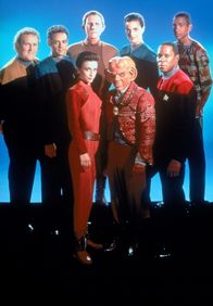 Star Trek - Deep Space Nine – Lt. Commander Worf (Michael Dorn), Chief O'Brien (Colm Meaney), Doktor Julian Subatoi Bashir (Alexander Siddig), Quark (Armin Shimerman), Odo (Rene Auberjonois), Major Kira (Nana Visitor), Lt. Commander Jadzia Dax (Terry Farrell),Captain Sisko (Avery Brooks), Jake Sisko (Cirroc Lofton).