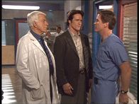 Diagnose: Mord – Im Krankenhaus nehmen Mark (Dick Van Dyke, l.) und Steve (Barry Van Dyke, M.) einen Pfleger unter die Lupe.