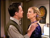 Friends – Phoebe (Lisa Kudrow) will testen, ob Chandler (Matthew Perry) ihren Verführungskünsten erliegt.