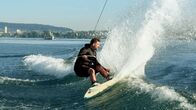 rec. – Boris Garcia beim Wakeboarden auf dem Zürichsee
