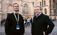 Die Gewählten – Beim Deutschlandtag, dem “Familientreffen” der Jungen Union in Münster vom 15.-17. Oktober 2021, trifft Host Jan Kawelke (li.) den JU-Bundesvorsitzenden Tilman Kuban (re.). Die beiden sprechen über die Unsicherheit nach dem Wahlabend und die Neusortierung der CDU.
