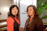 Drop Dead Diva – (v.li.) Margaret Cho (Teri Lee), Rosie O'Donnel (Richterin Madeline Summers).
