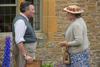 Father Brown – George Hammond (John Duttine) hat ein Auge auf Mrs. McCarthy (Sorcha Cusack) geworfen und möchte sie zum Essen einladen.