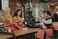 2 Broke Girls – Während Han (Matthew Moy, r.) an seiner Diät festhält, versuchen Caroline (Beth Behrs, l.) und Max (Kat Dennings, 2.v.l.) den neuen Cronut-Hipe zu verstehen. Earl (Garrett Morris, 2.v.r.) ist ihnen dabei allerdings keine große Hilfe ...