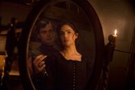Salem – Sebastian (Joe Doyle, l.) kämpft weiterhin mit allen Mitteln um Marys (Janet Montgomery, r.) Gunst. Doch wird eines dieser Mittel je von Erfolg gekrönt sein?