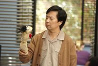 Community – Die Puppentherapie soll auch Chang (Ken Jeong) helfen sich klar auszudrücken ...